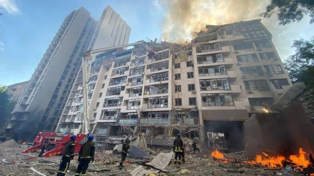 Киев, многоэтажка в Шевченковском районе после обстрела