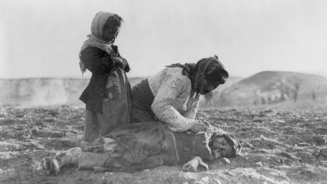 Una madre armenia agachada junto al cadáver de su hija
