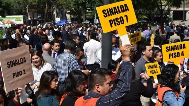 Personas participan en el simulacro de temblor en Ciudad de México