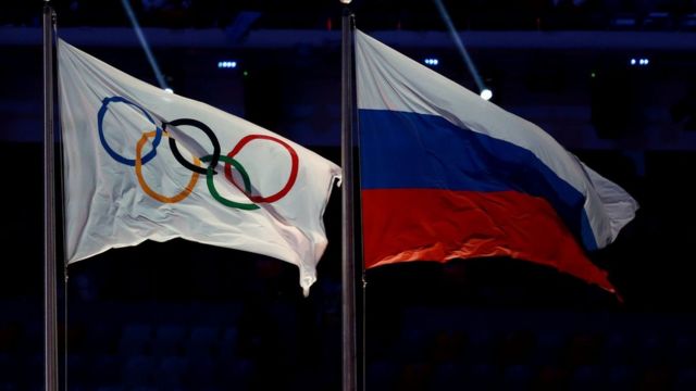 Bandera olímpica y bandera de Rusia