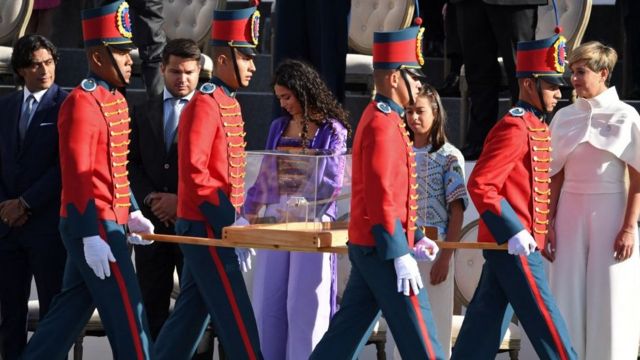 La espada de Simón Bolívar llega a la plaza que lleva su nombre tras la repentina orden del presidente Gustavo Petro. Detrás, la familia de Petro.