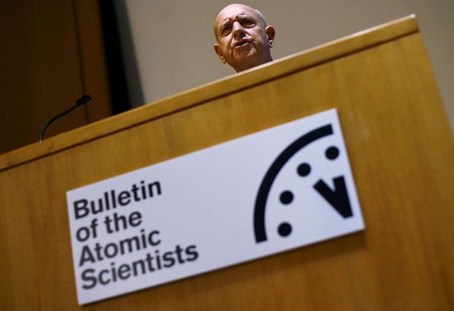 Thomas Pickering el 17 de enero de 2006 en la conferencia organizada por el "Bulletin of Atomic Scientists" (BAS, Boletín de Científicos Atómicos) en Washington, Estados Unidos, para anunciar que el grupo iba a ajustar 2 minutos el Reloj del Apocalipsis.