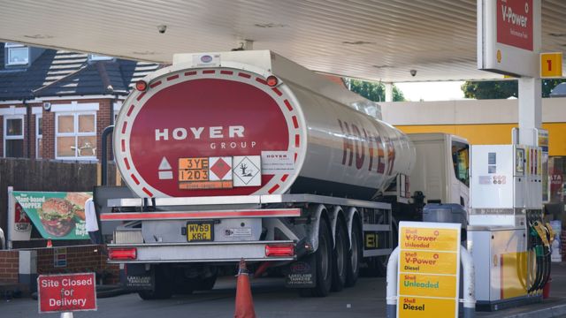 Caminhão de combustível em um posto de gasolina no Reino Unido