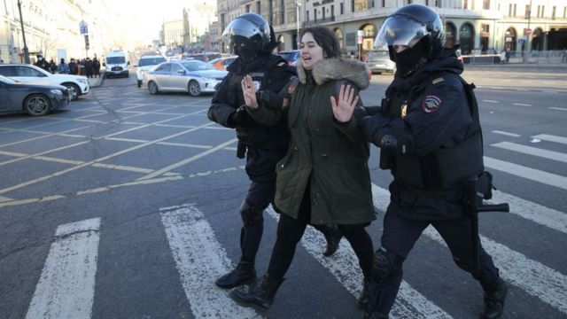 Manifestante contra a ofensiva na Ucrânia é presa na Rússia