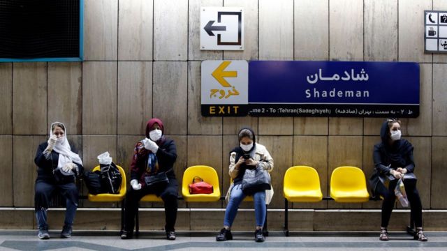 نساء إيرانيات يرتدين أقنعة وجه ينتظرن قطاراً في محطة مترو بالعاصمة طهران في 10 يونيو/حزيران 2020