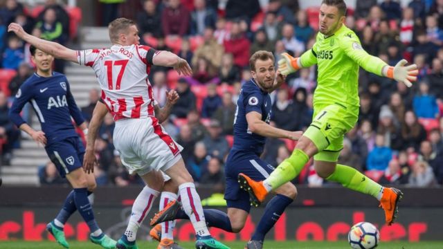 Le gardien de Stoke City mis en difficulté par les attaquants de Tottenham.