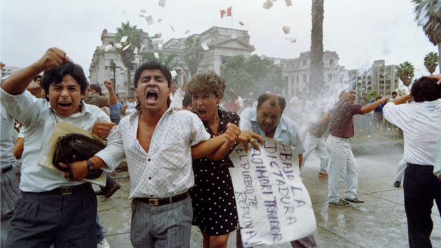 Manifestantes reprimidos durante una protesta en Lima en 1992.