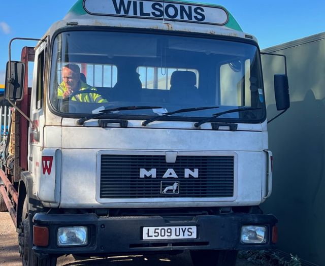 Brian Wilson al volante de su camión.