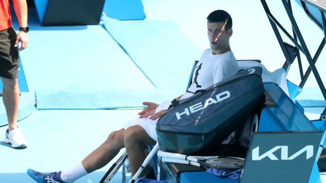 Djokovic descansa durante sus sesiones de entrenamiento.
