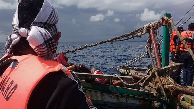 Ảnh chụp không rõ ngày nhưng nhận được hôm 10/1/2017 cho thấy lực lượng duyên hải Philippines đang kiểm trả một thuyền đánh cá