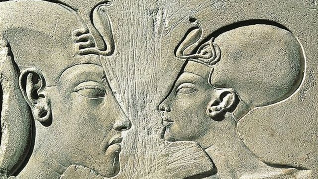 Akenatón, también conocido como Neferjeperura Amenhotep, Ajenatón, Akhenatón, Amenhotep IV o Amenofis IV y su esposa Nefertiti.