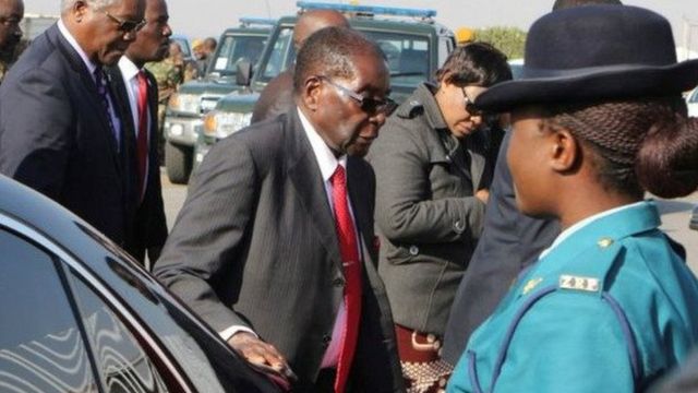 A 93 ans, Robert Mugabé au pouvoir depuis 37 ans a déclaré la semaine dernière que "personne ne pourrait le remplacer"