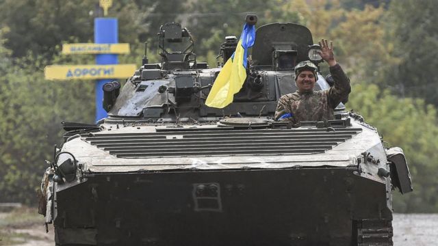 دبابة أوكرانية تتقدم نحو المناطق المستعادة