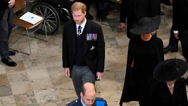 Príncipe Harry em traje civil no funeral da rainha