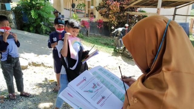 Sekolah Anak Sinyal Ponsel Sulit Diakses Guru Dan Murid Di Sumbawa