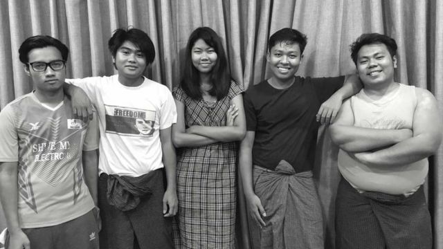 أعضاء فرقة بيكوك جينريشن في ميانمار