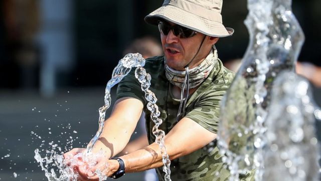 Hombre se refresca durante una ola de calor en Moscú, Rusia.