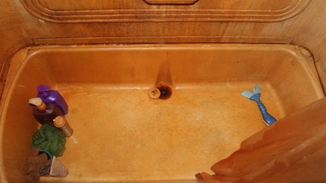 El baño de una casa con manchas de agua contaminada, en las cercanías de una mina de carbón en West Virginia.