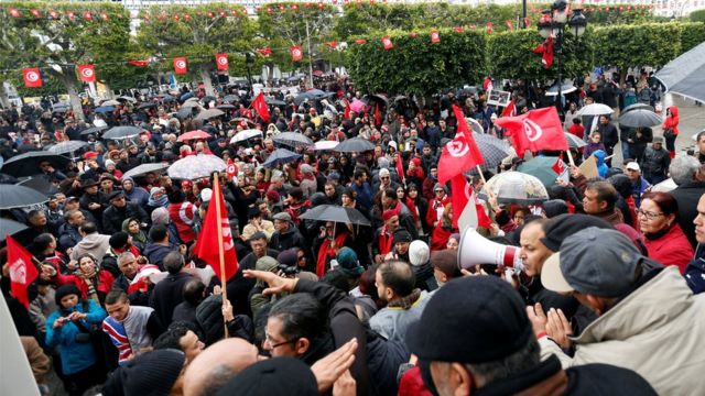 مسيرة احتجاج على عودة المسلحين في تونس