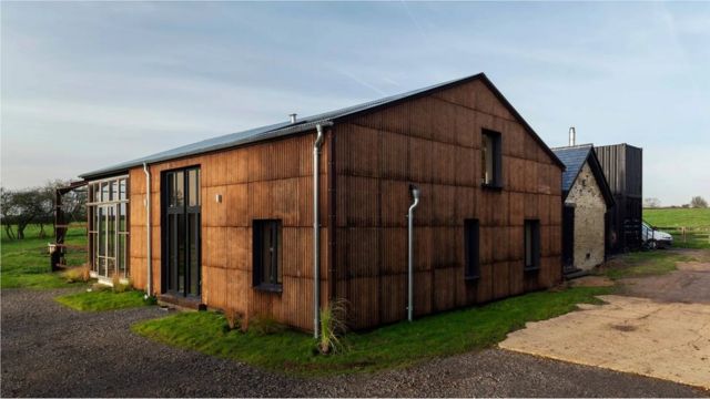 Flat House à Cambridgeshire, au Royaume-Uni, est faite de panneaux préfabriqués remplis de béton de chanvre.