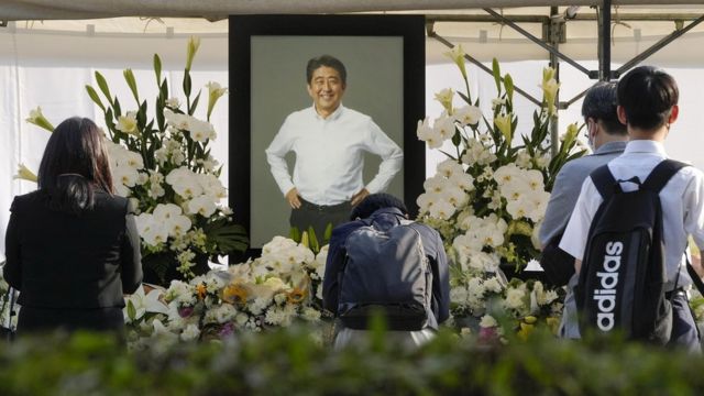 日本民众祭奠遇刺身亡的前首相安倍晋三