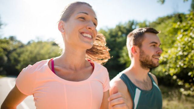 Por qué sonreír puede hacer que mejores tu rendimiento al correr - BBC News  Mundo
