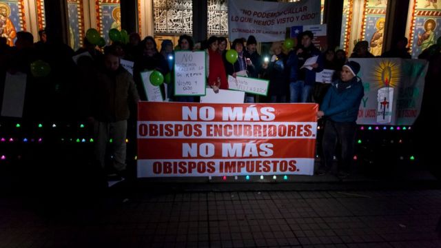 Protesta contra el obispo Juan Barros