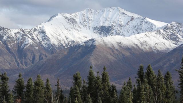 Montanhas nevadas no Alasca