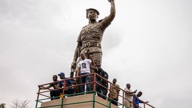 La statut de Sankara, érigée à Ouagadougou, devant le siège du Conseil de l'entente où il a été assassiné le 15 octobre