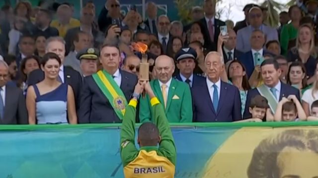 Bolsonaro, Luciano Hang e presidente de Portugal no centro da primeira fila da tribuna de honra do 7 de setembro