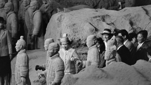 Britain's Queen Elizabeth II takes a close look at the terra-cotta warriors at the Museum of the Qin Dynasty during her visit to Xi'an, on October 16, 1986.
