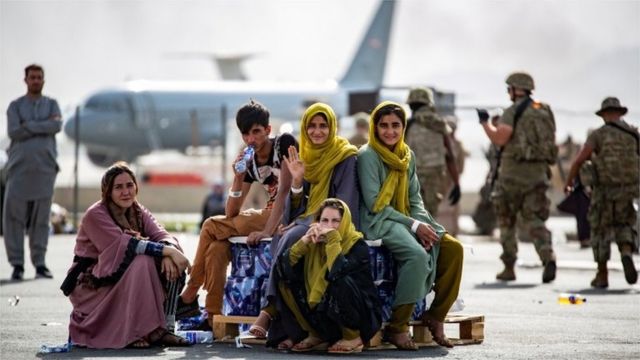 أفغان في انتظار ركوب الطائرة.