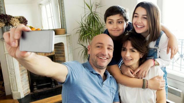 Porodica snima selfi fotografiju