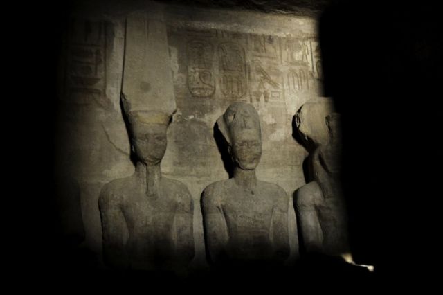 Статуя Рамсеса II в египетском храмовом комплексе Абу-Симбел