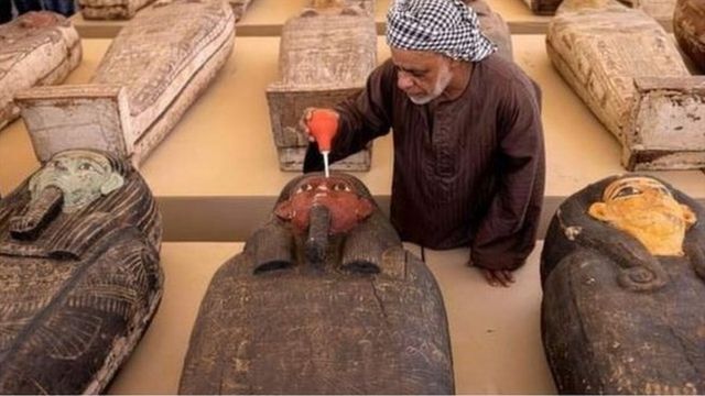 تعود التماثيل المكتشفة لعدد من الآلهة في مصر القديمة