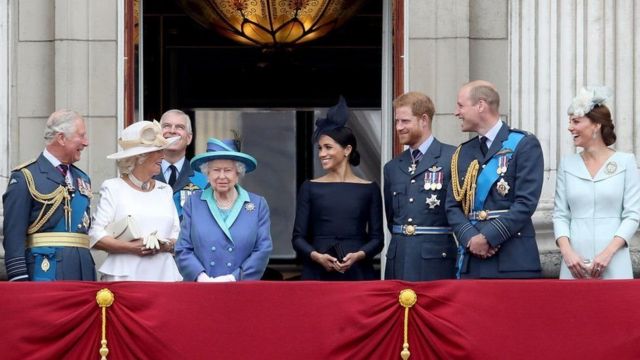 افراد الاسرة المالكة في شرفة قصر باكينغهام بمناسبة عيد القوات الجوية عام 2018