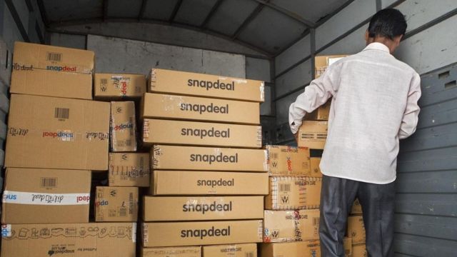 Una persona moviendo cajas de Snapdeal en un camión