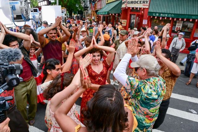 Стивен Спилберг руководит "спонтанным" танцем своих актеров во время съемок фильма в нью-йоркском Гарлеме. 19 июля 2019 г.