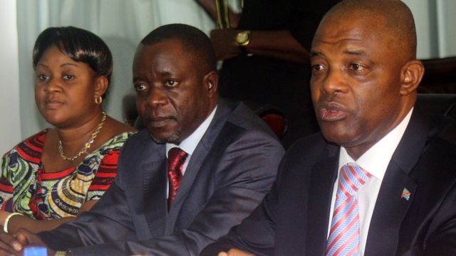 Le président de l'Assemblée nationale de la RDC, Evariste Boshab (à droite), et son de son vice-président Borice Mbuku (Centre) lors d'une conférence de presse le 3 janvier 2012 à Kinshasa.