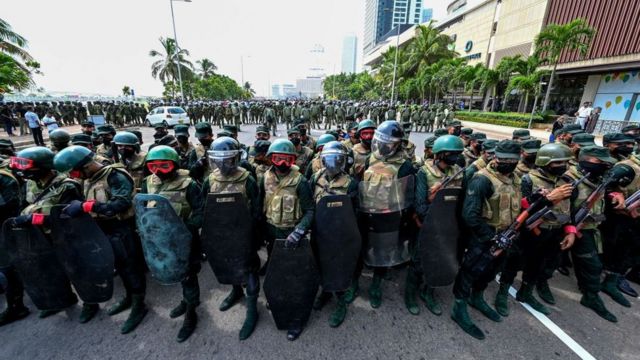 Army personnel stand guard outside the President's office in Colombo on May 9, 2022