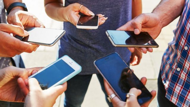 The people deciding to ditch their smartphones - BBC News