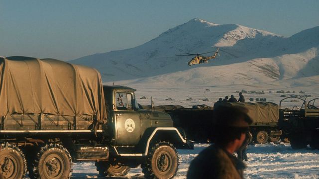 اتحاد جماهیر شوروی جنگ طاقت‌فرسایی را در افغانستان انجام داد. اجساد بسیاری از سربازان را در تابوت‌های رویین برگرداندند، اما گفت‌وگو درباره‌اش ممنوع بود. به شکل رسمی آن را "کمک بین‌المللی برای کشور برادر افغانستان" می‌نامیدند