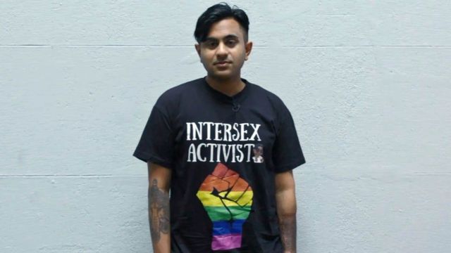 Anick con camiseta de activista intersexual