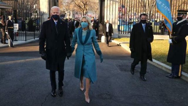 ホワイトハウスの敷地に入った新大統領夫妻