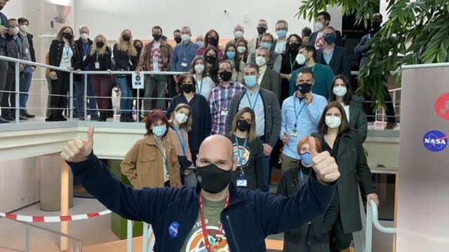 Equipo del Centro de Astrobiología de Madrid celebrando el aterrizaje de Perseverance en Marte