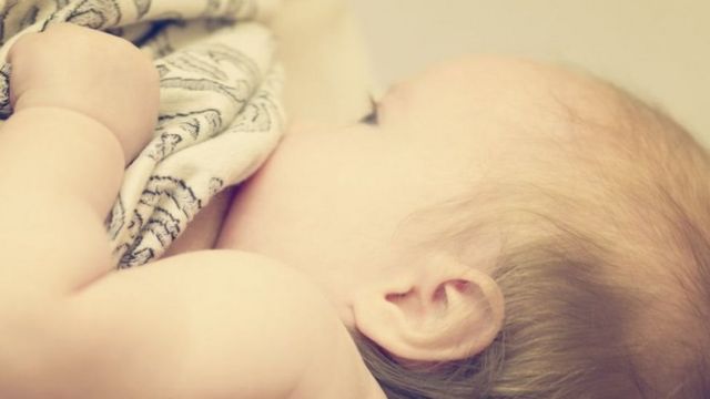குழந்தைக்கு தாய்ப்பால் அளித்த திருநங்கைப்பெண்
