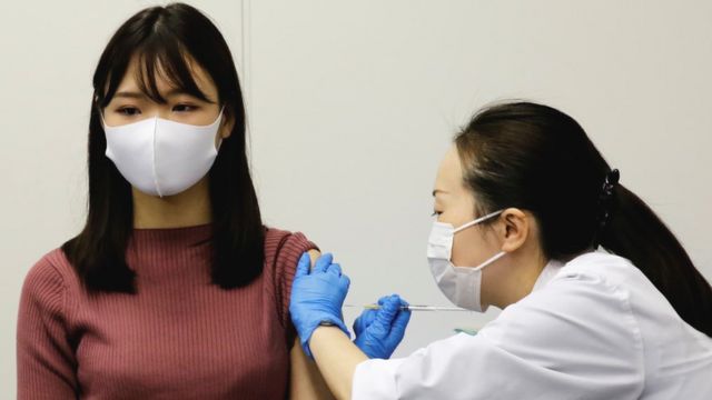 Japanese woman has a Covid vaccine