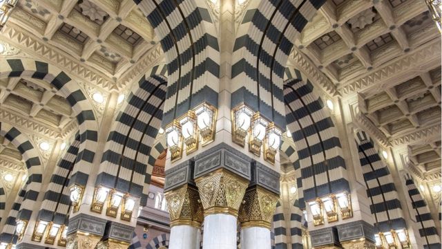 Kayatattun fitilu kan wasu ginshikai na cikin masallaci