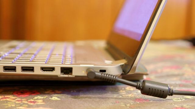 Es mejor tener la laptop enchufada todo el tiempo o usar la batería?: esto  es lo que dicen los expertos - BBC News Mundo