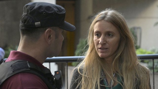 Florencia Carignano hablando con un policía en 2020